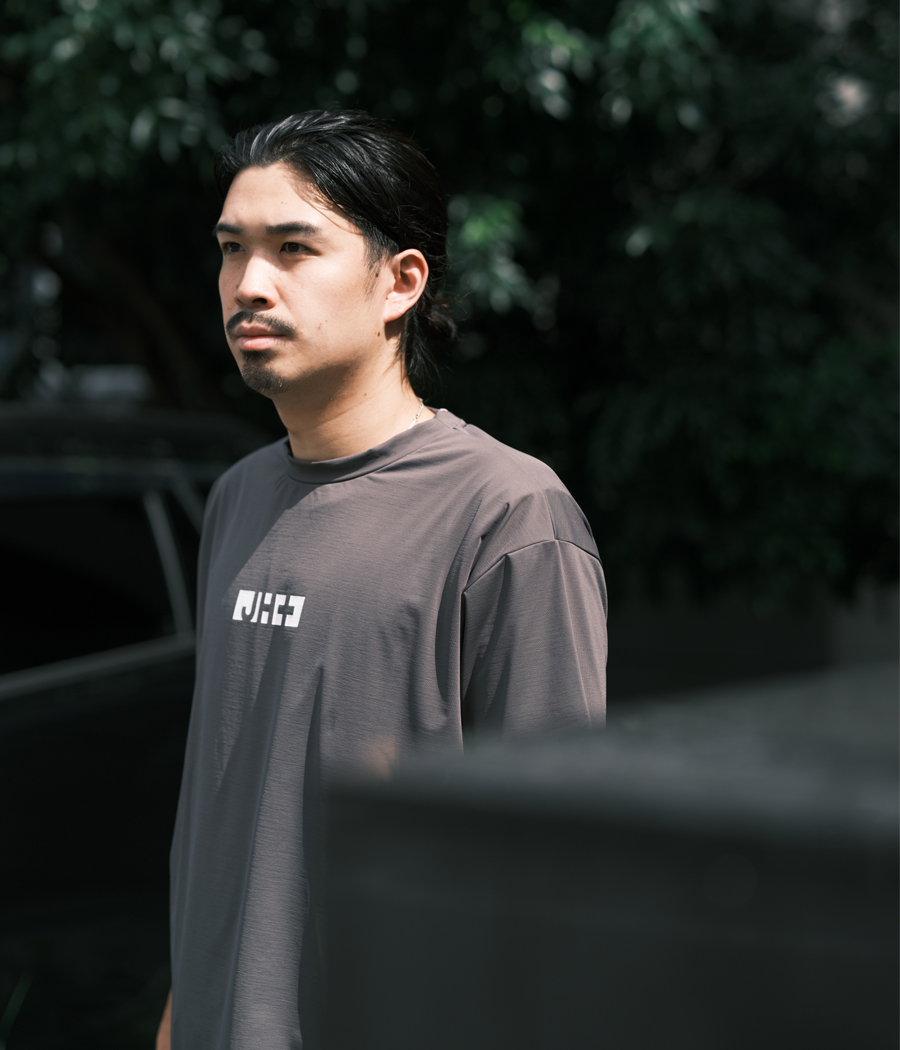 Tシャツを着用したスタッフ