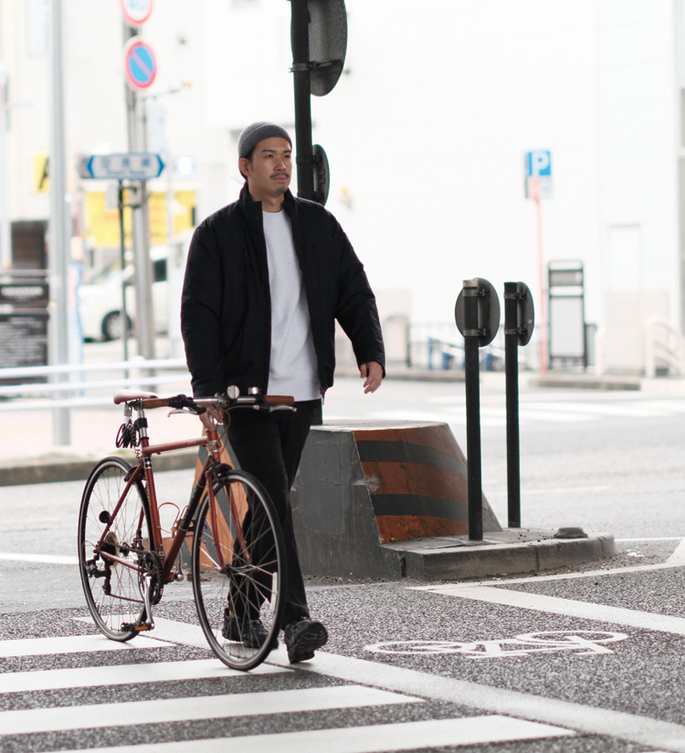 カジュアルな冬アウターを着用した男性